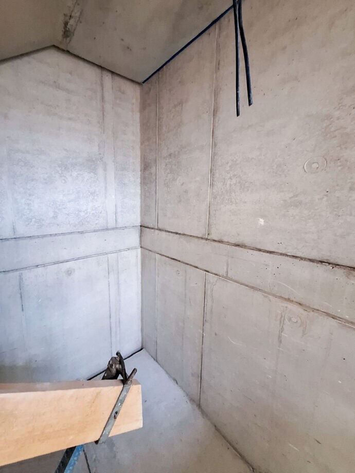 Gegliederte Betonwand